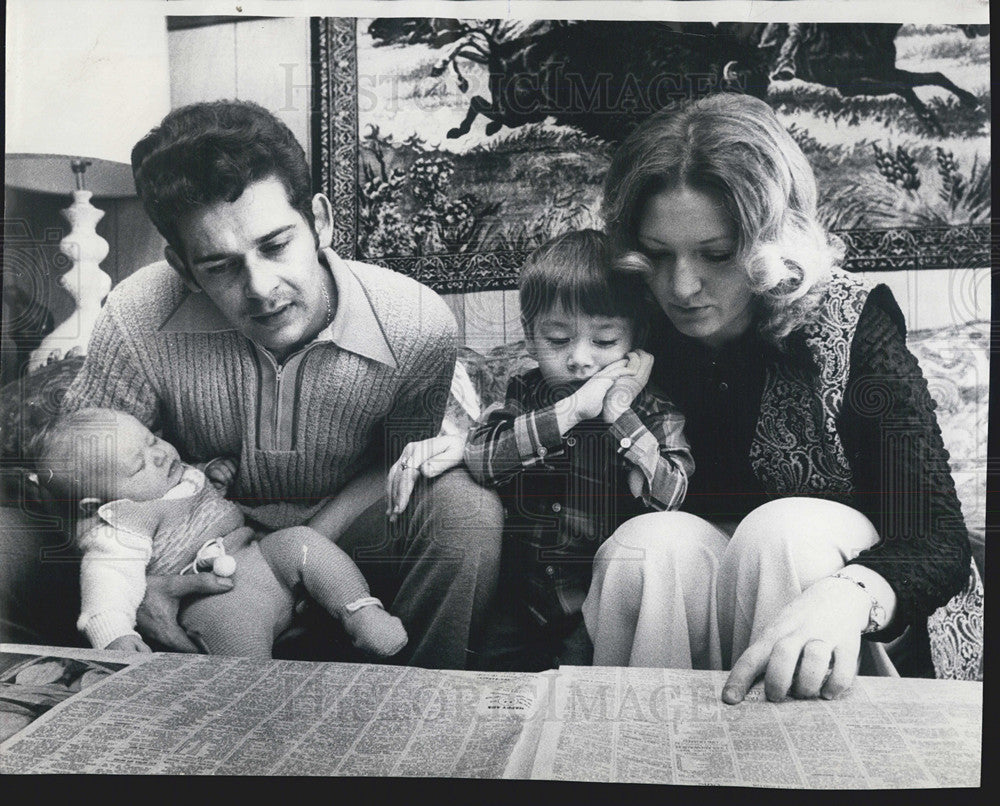 1973 Press Photo Army Sgt Larry Osche  Brandy Lynn Wife Linda And son Larry jr - Historic Images