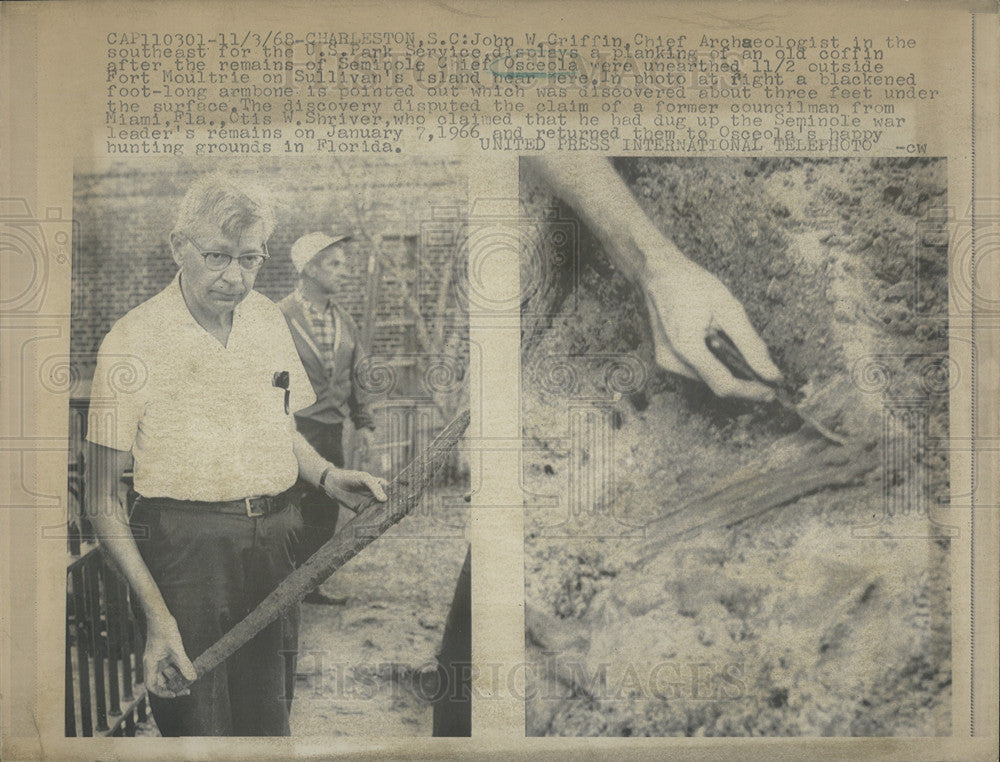 1968 Press Photo John Griffin Cheif Archaeologist displays a old coffin - Historic Images