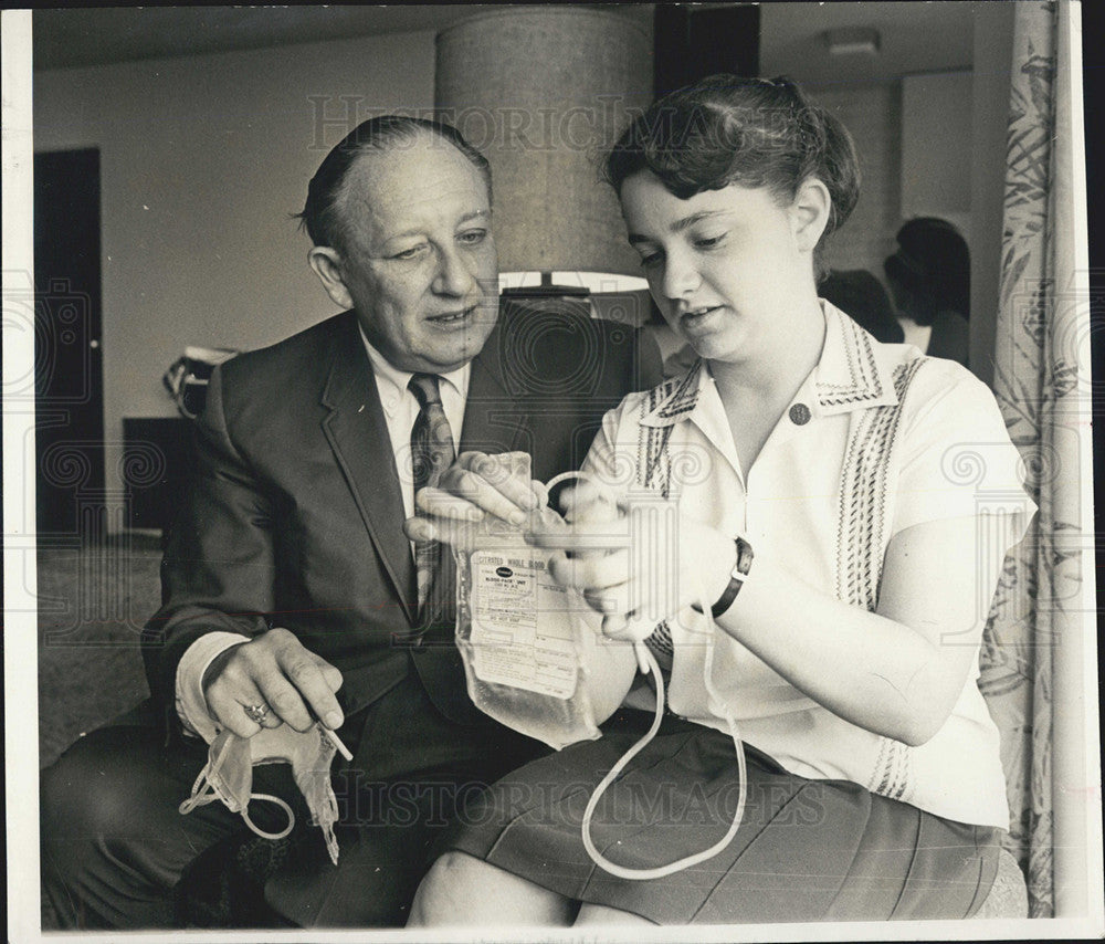 1967 Press Photo Adinah Oschry shows the type of bag used for blood transfusions - Historic Images