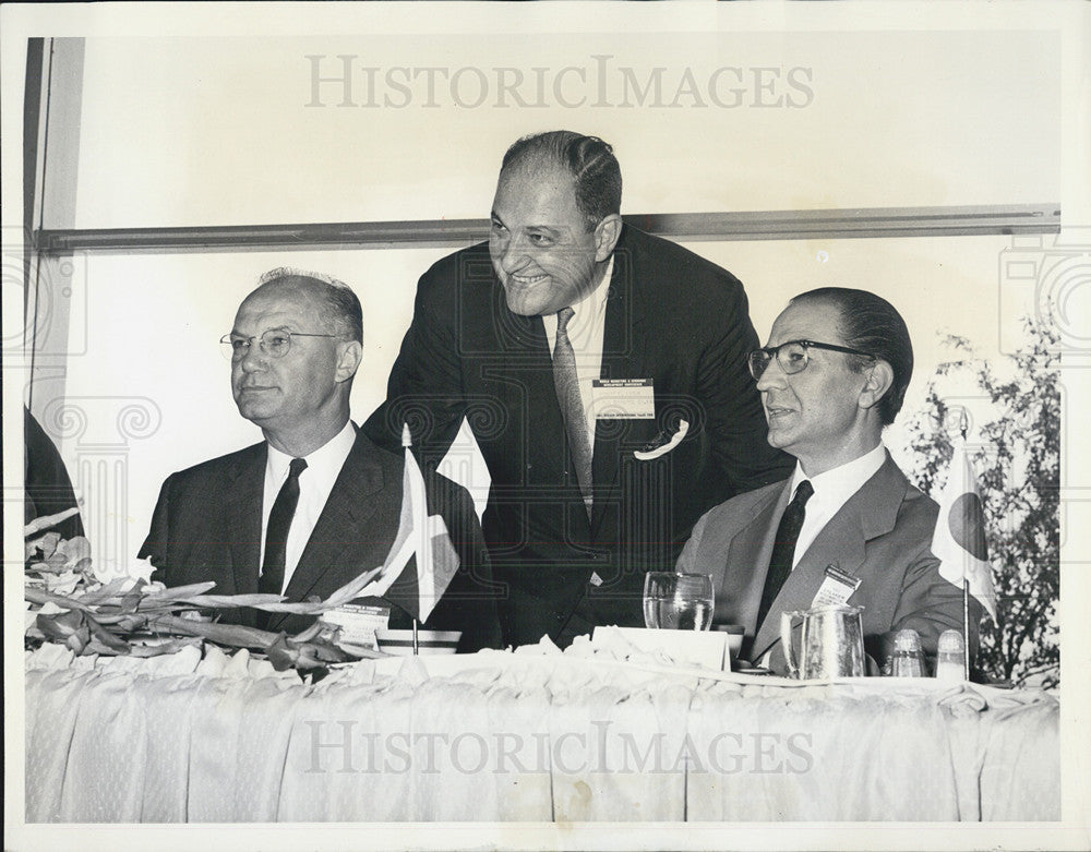 1963 Press Photo Robert Oscar, President of International Trade Club of Chicago - Historic Images