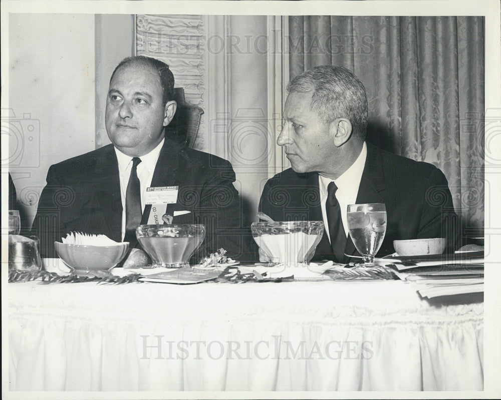 1964 Press Photo Robert E. Oscar, President of World Commerce Co. - Historic Images