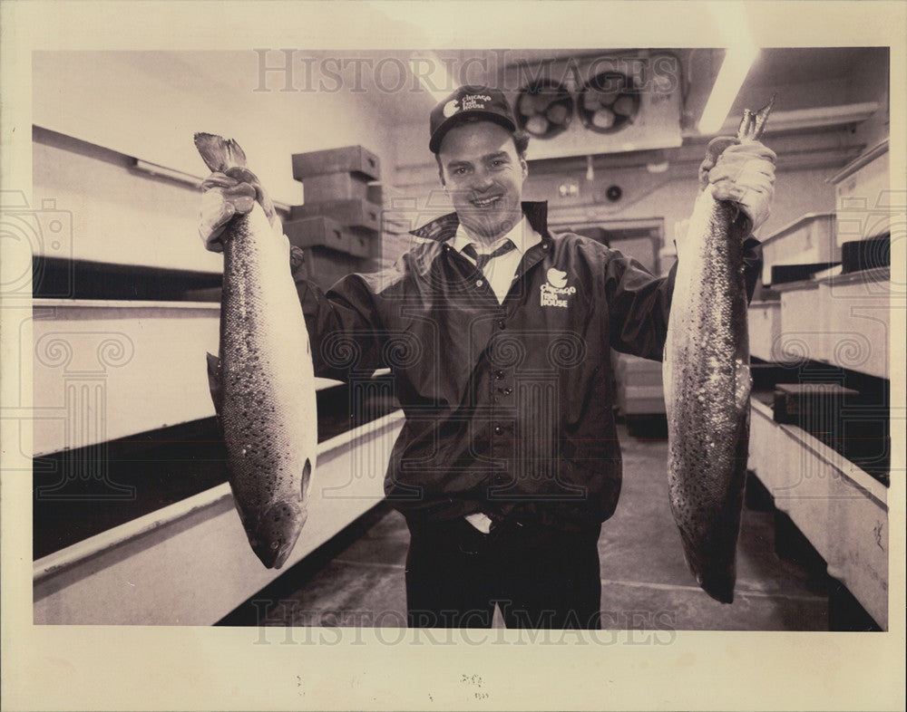 1993 Press Photo Sean O&#39;Scannlain holds his 10 pound Salmon - Historic Images