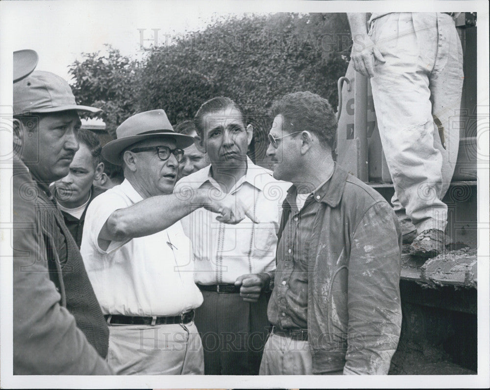 1963 Press Photo President Francisco Orlich points out problem to worker - Historic Images