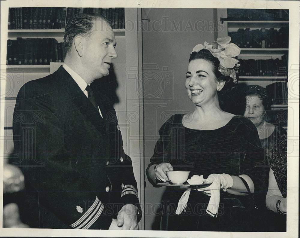 1965 Press Photo Lt. Commander William McDaniel And Mrs. Willis Olson At Party - Historic Images