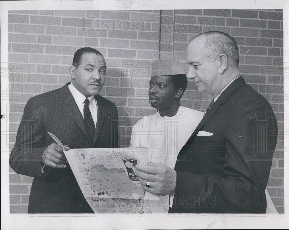 1953 Press Photo Carl T. Rowan Ambassador Finland Olumide Nigerian Willis - Historic Images