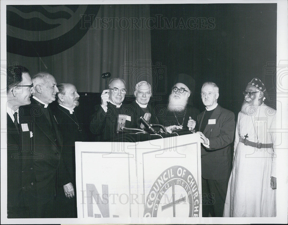 1954 Press Photo of Bishop G. Bromley Oxnam closing World Council of Churches - Historic Images