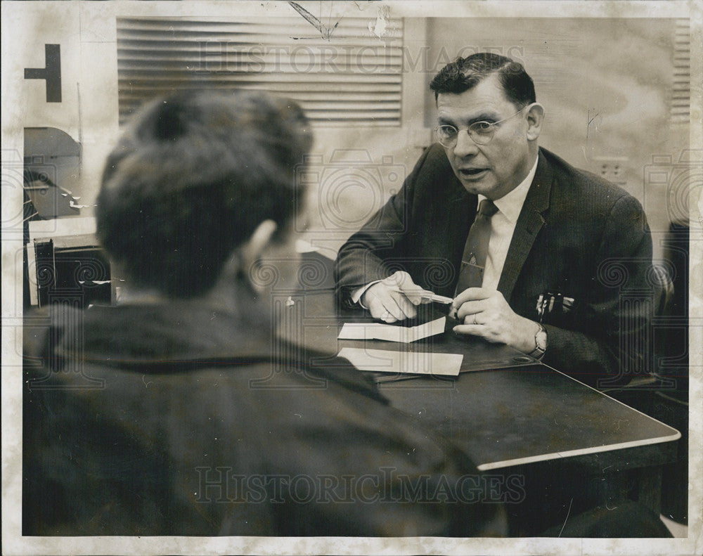 1963 Press Photo of James Morgan interviewing applicant at ISES - Historic Images