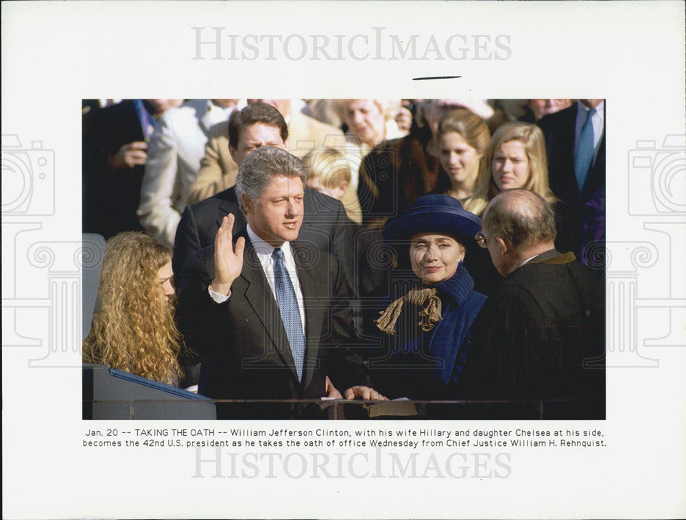 1993 Press Photo Clinton Takes The Oath With Wife Hillary &amp; Chelsea By His Side - Historic Images