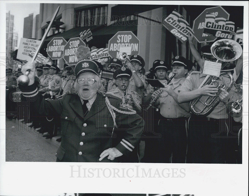 1992 Press Photo Bill Clinton election campaign Dot Hill demonstrators band - Historic Images