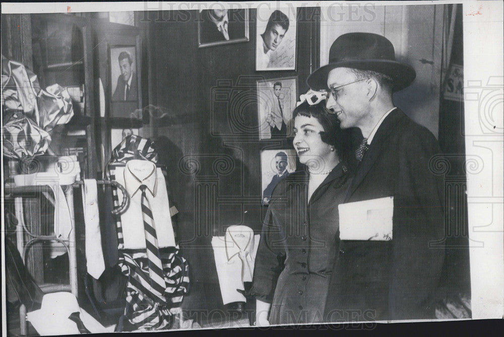 1953 Press Photo Free After Two Years In Communist Prison, Reporter Bill Oatis - Historic Images