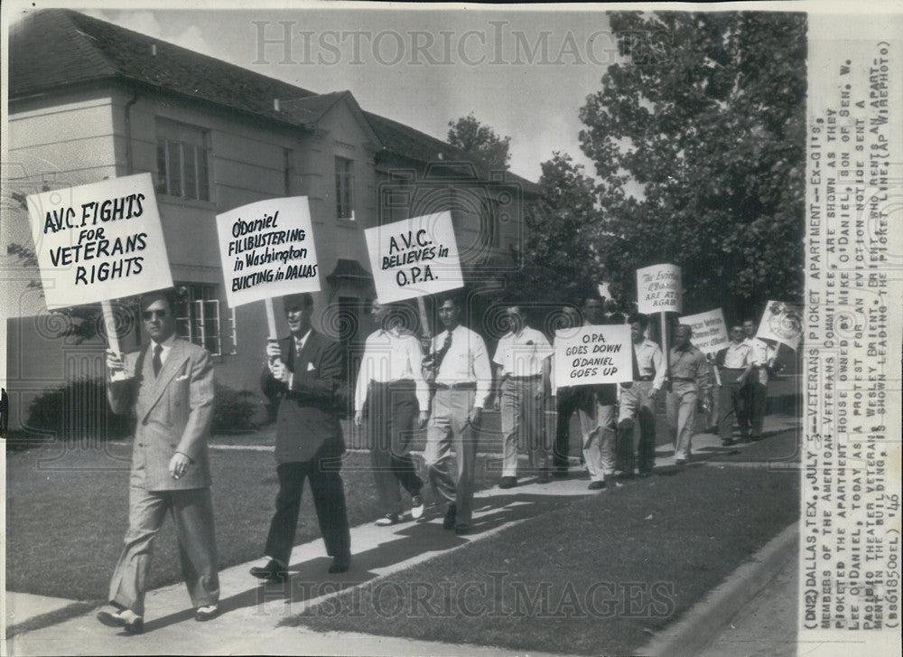 1946 Press Photo Veteran&#39;s picket apartment building where they evict servicemen - Historic Images