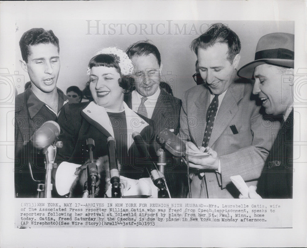 1953 Press Photo New York William Oatis Laurabelle Czech Imprisonment - Historic Images