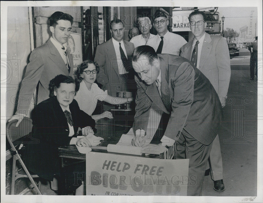 Press Photo William Oatis Correspondent Spy Czechoslovakia Petition - Historic Images