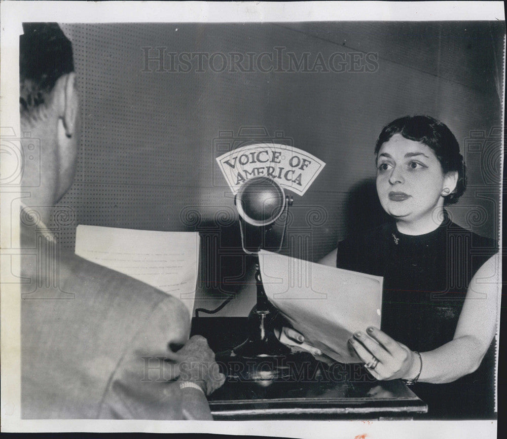 1951 Press Photo Wife Laurabelle Defending William N Oatis Correspondent - Historic Images