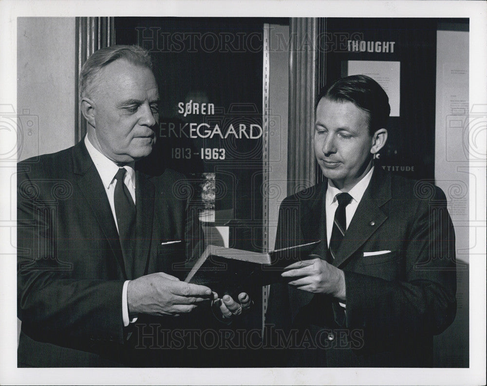 1963 Press Photo of Jens Nyholm &amp; Hans Assing with a rare Soren Kierkegaard book - Historic Images