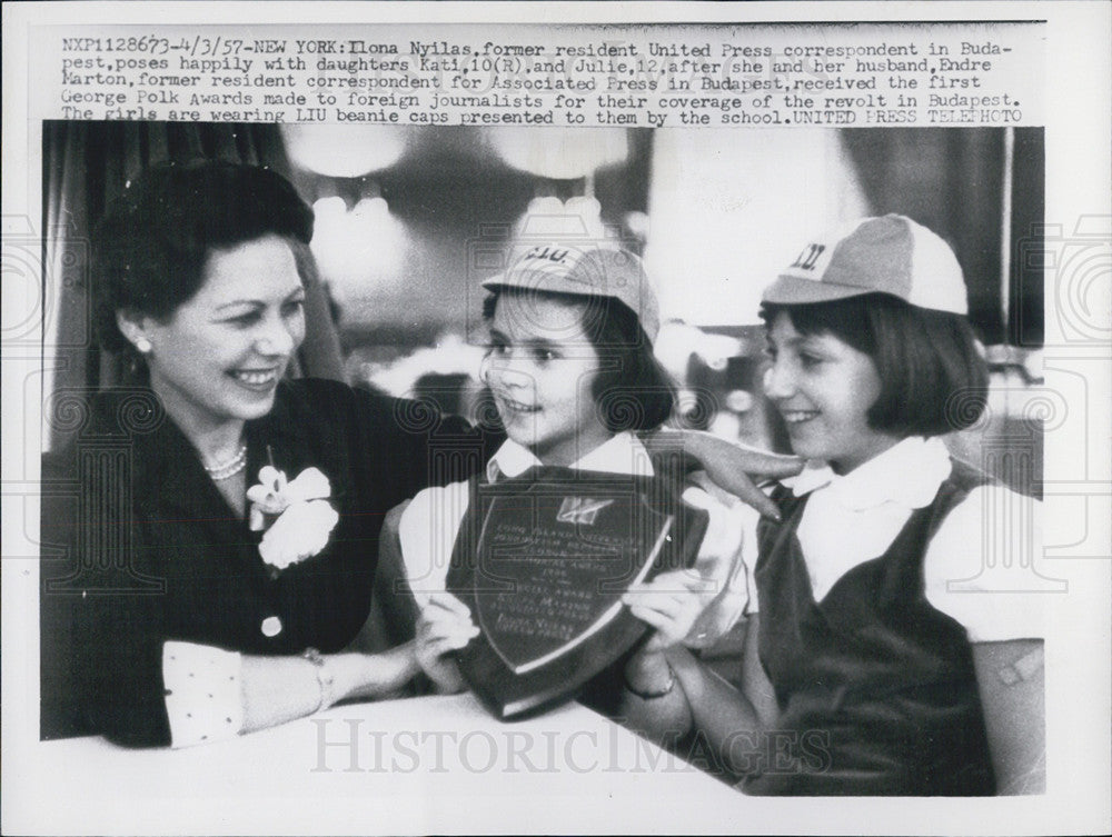 1957 Press Photo of U.P. correspondent Ilona Nyilas with daughters - Historic Images