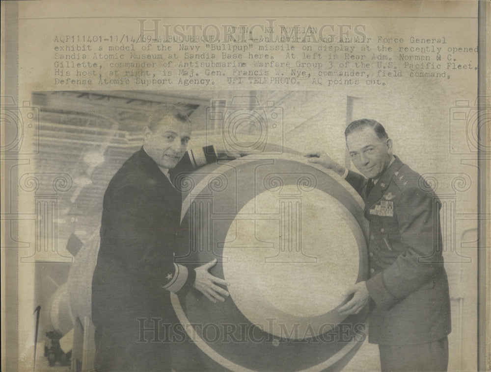 1969 Press Photo An Admiral and Air Force General admire the Bullpup Missile - Historic Images