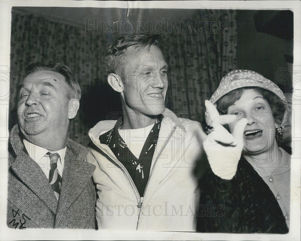 1959 Press Photo Alan Nye held captive in Cuba, returns home - Historic Images