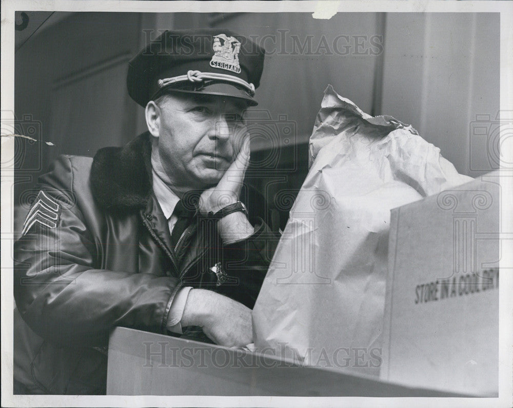 1963 Press Photo Police Sgt. Thomas J. O&#39;Boyle reunited with his gun after he lo - Historic Images