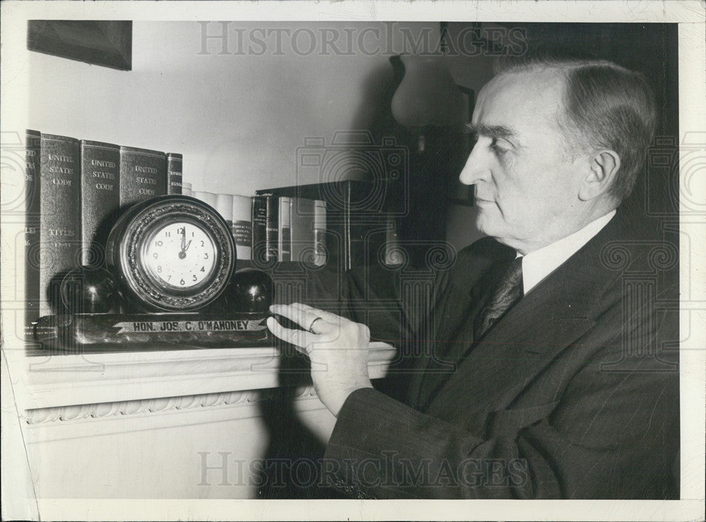 1943 Press Photo Wisconsin Democratic Senator Joseph C. O&#39;Mahoney With Clock - Historic Images