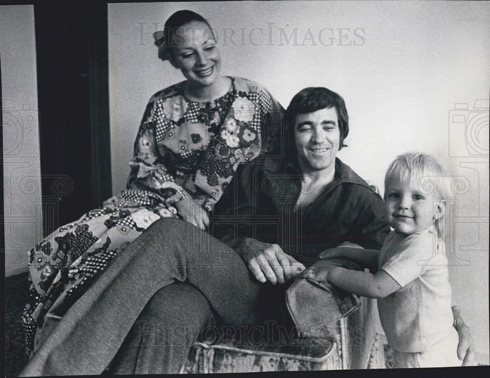 1973 Press Photo Jmmie Rodgers Wife Trudy Son Casey Singer - Historic Images