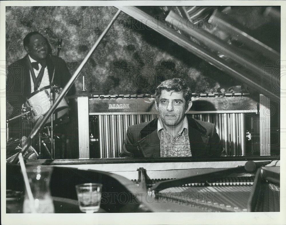 1982 Press Man plays piano in a bar or lounge - Historic Images