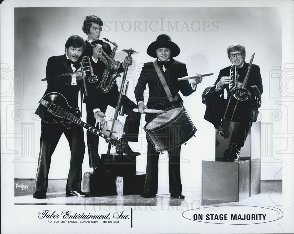 1973 Press Photo On Stage Majority Musician Taber Entertainment - Historic Images