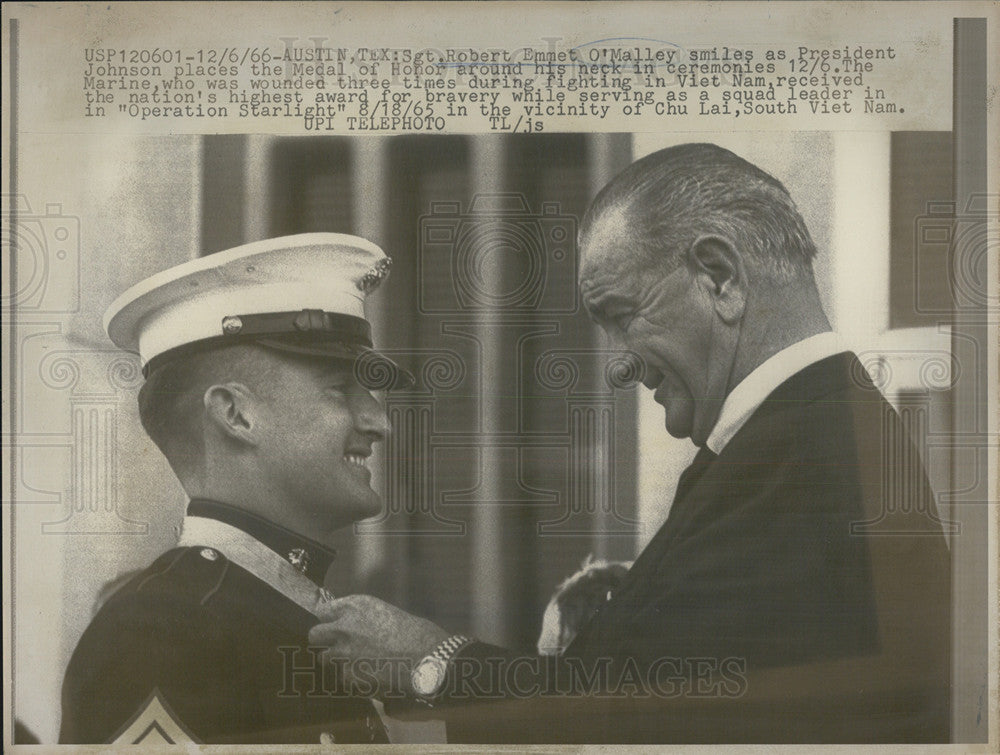 1966 Press Photo Sergeant Robert Emmet O&#39;Malley President Lyndon B. Johnson - Historic Images