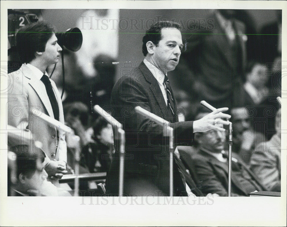 1983 Press Photo Martin J. Oberman Answers Questions At City Council Meeting - Historic Images