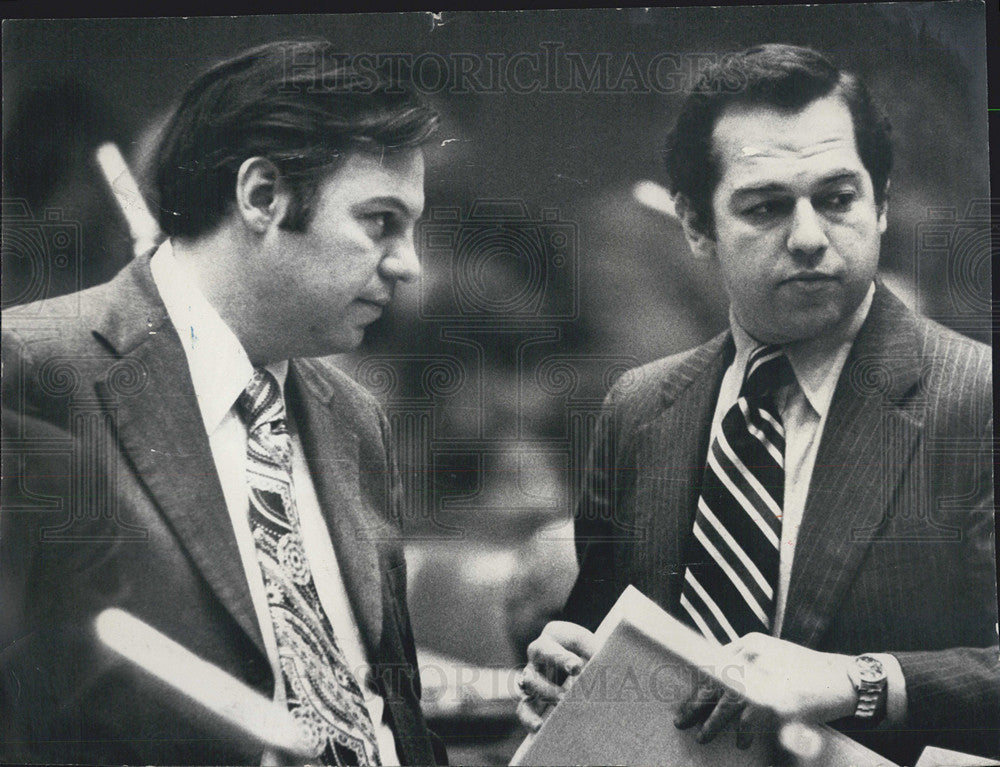 1977 Press Photo Alderman Dick Simpson And Alderman Martin Oberman Of Chicago - Historic Images