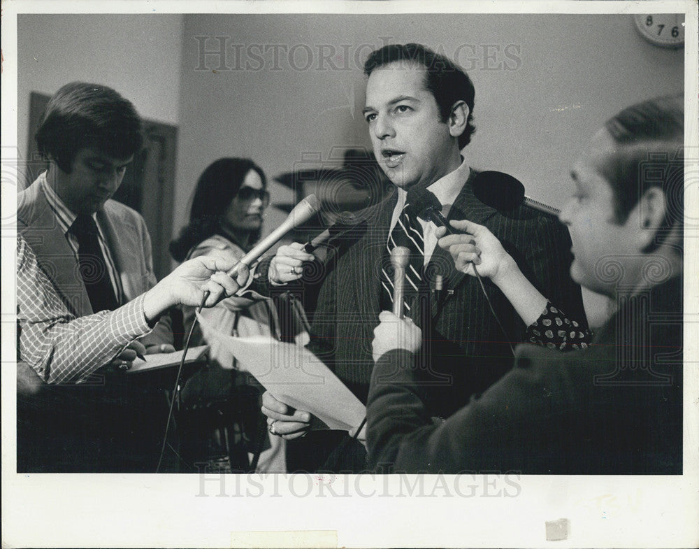 1977 Press Photo Chicago Alderman Martin Oberman At City Hall Press Conference - Historic Images