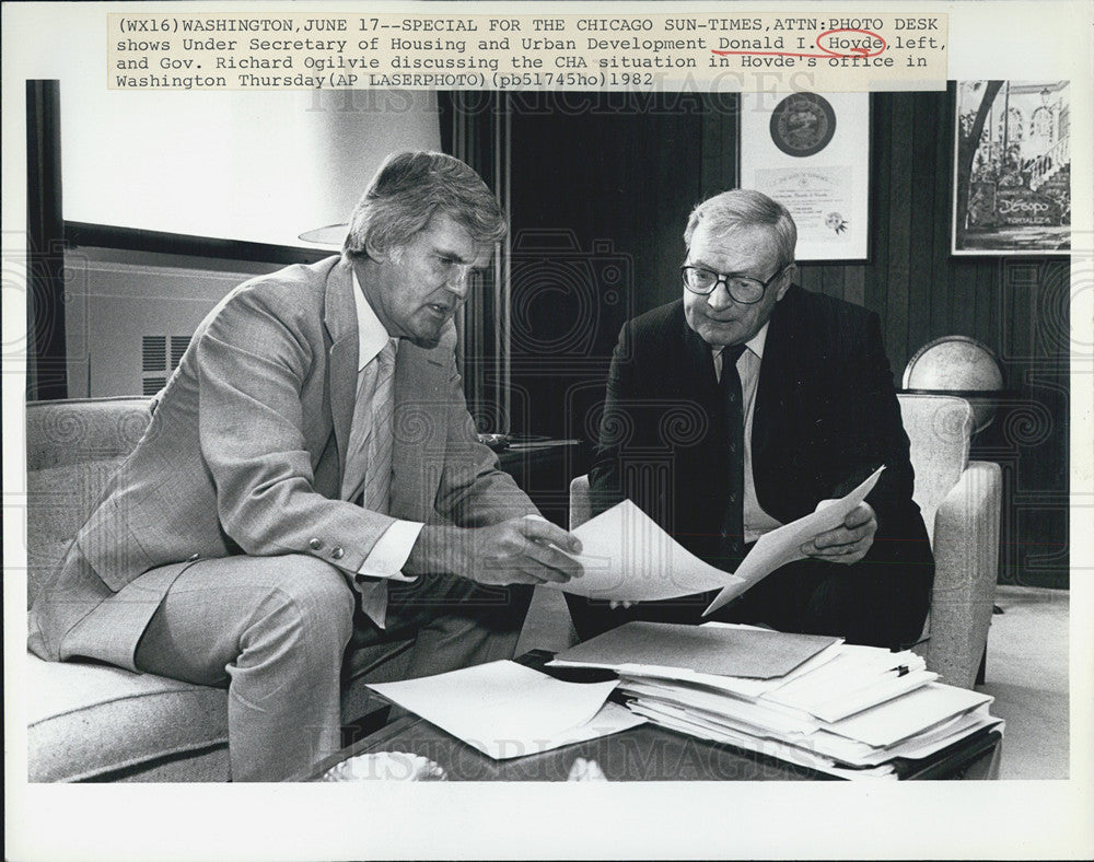 1982 Press Photo Housing Official Donald U. Hovde &amp; Governor Richard Ogilvie - Historic Images