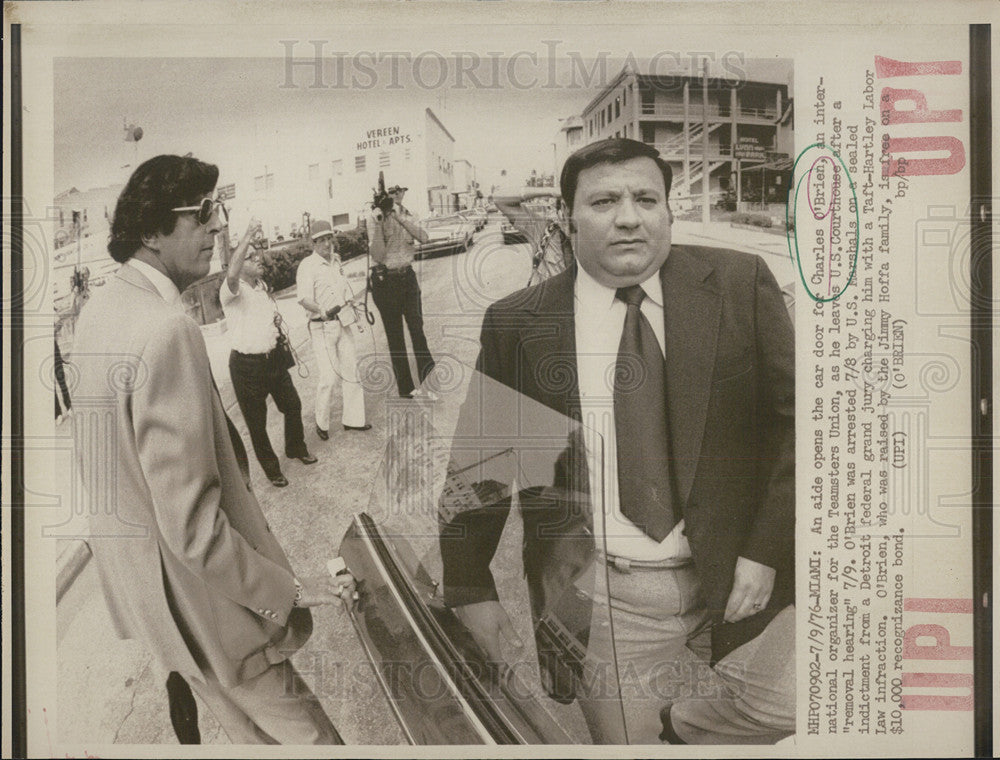 1976 Press Photo Teamsters Union Organizer Charles O&#39;Brien Leaving Hearing Miami - Historic Images