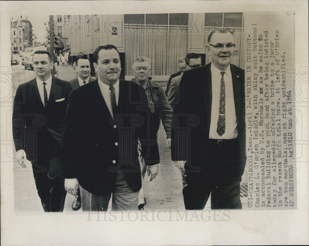 1964 Press Photo Charles O&#39;Brien Walking To Post Bond For Bribe Indictment - Historic Images