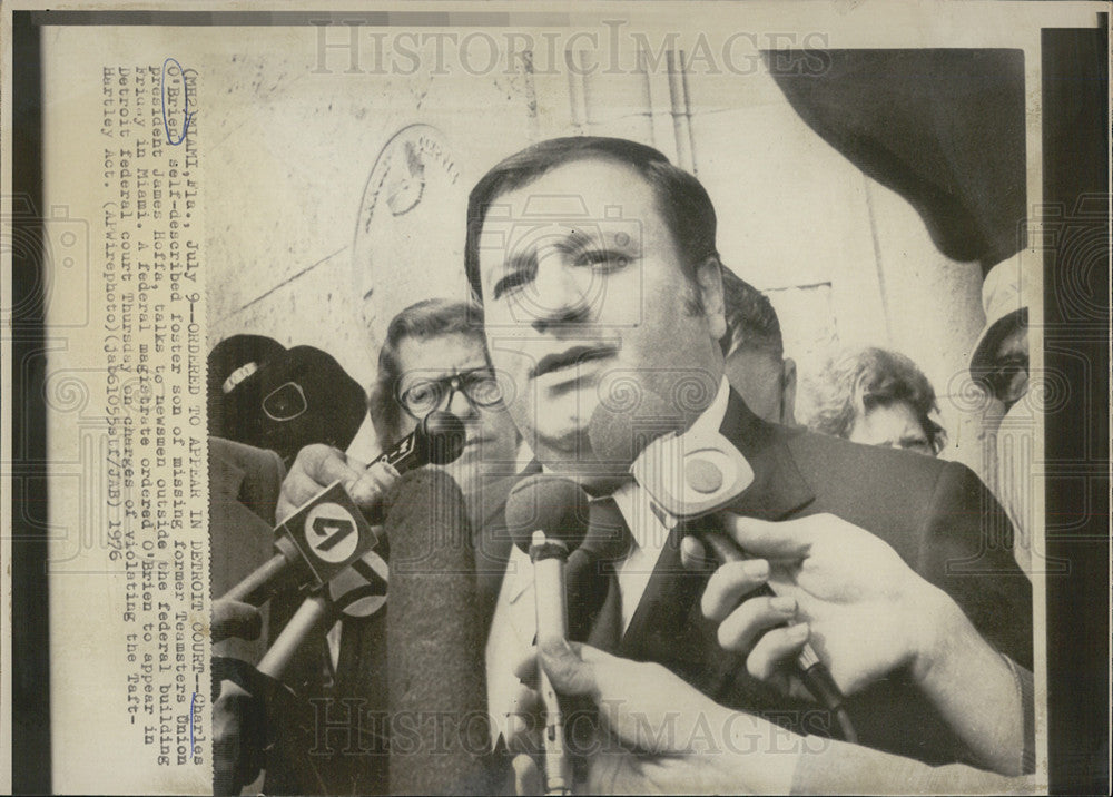 1976 Press Photo Charles O&#39;Brien Talking To Press Ordered To Detroit Court - Historic Images