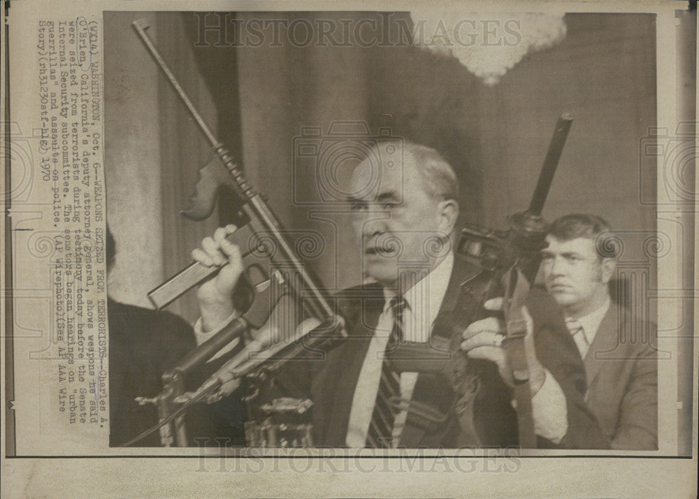 1970 Press Photo California Deputy Attorney General Charles O&#39;Brien Holds Weapon - Historic Images