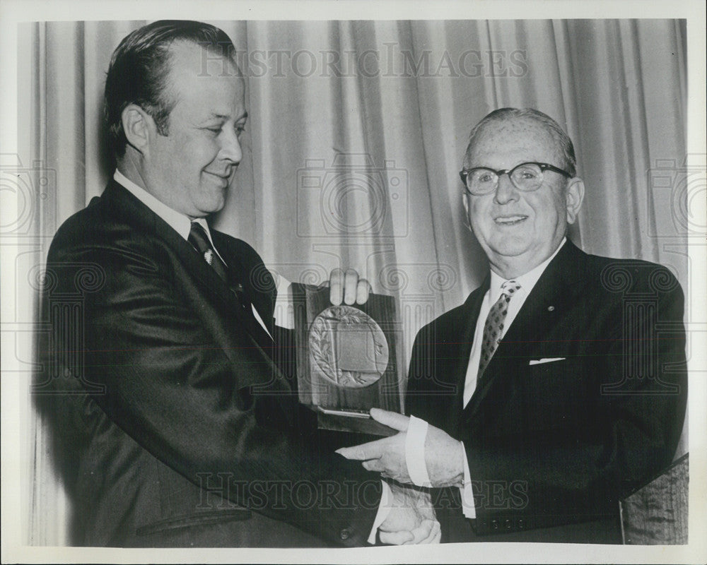 1969 Press Photo Dr Norman Peale Presents Horatio Alger Award To Gerald O&#39;Brien - Historic Images