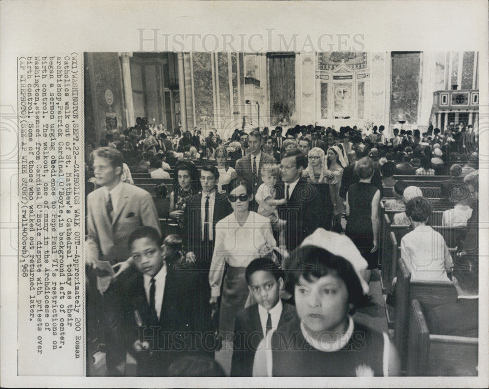 1968 Press Photo Catholics walk out of St. Matthew&#39;s Cathedral - Historic Images