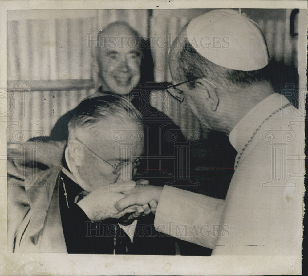 1963 Press Photo Patrick Cardinal O&#39;Boyle kisses ring of Pope Paul VI - Historic Images