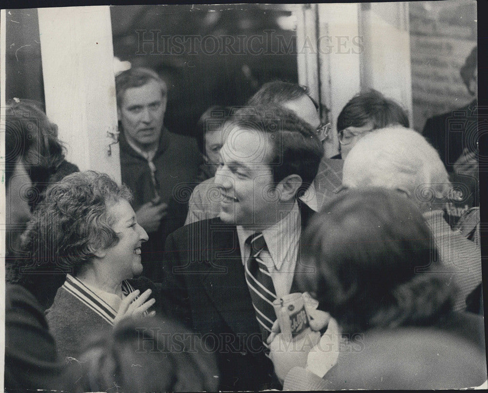 1975 Press Photo Martin J. Oberman Wins Campaign Chicago 43rd Ward Alderman Seat - Historic Images