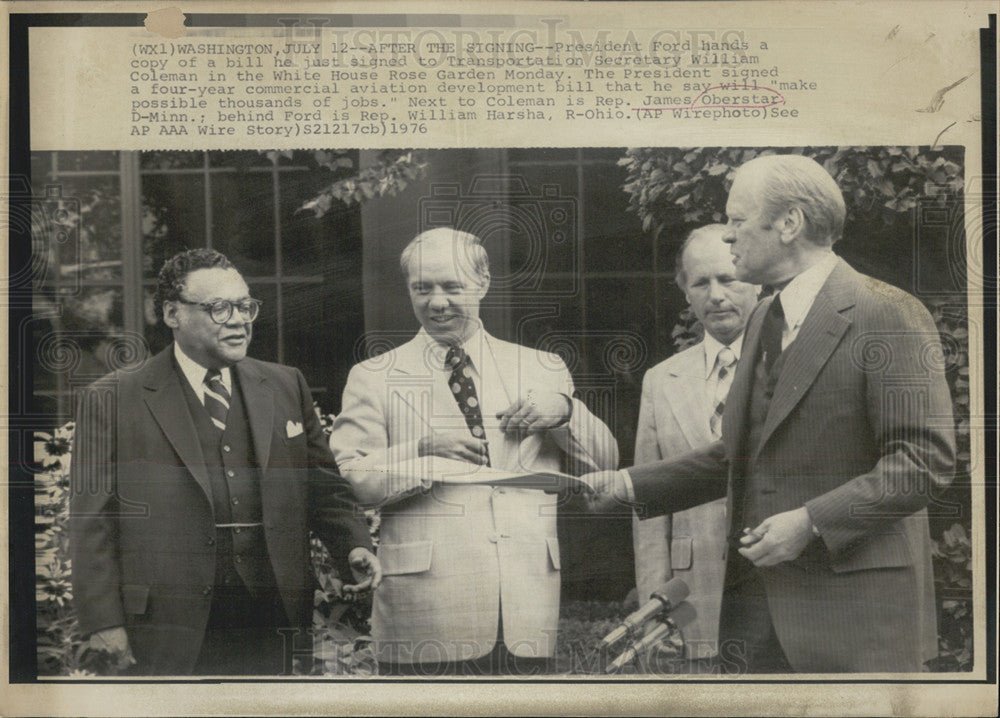 1976 Press Photo President Ford Transportation Bill To Secretary William Coleman - Historic Images