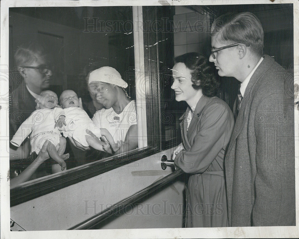 1955 Press Photo Dennis O&#39;Brien &amp; Wife Mary Pay Visit To New Twins John &amp; Edward - Historic Images