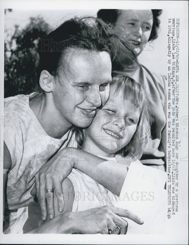1965 Press Photo Mrs. Robert Mischon hugs her daughter, Linda Lee Ridings - Historic Images