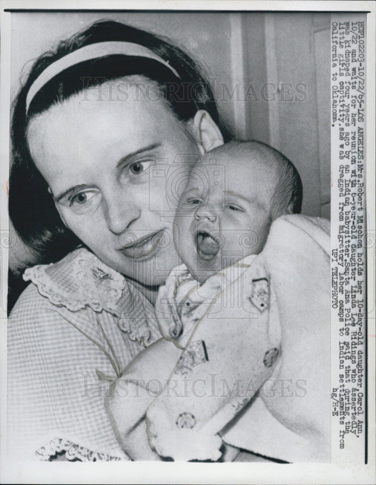 1965 Press Photo Mrs. Robert Mischon holds her 10-day-old daughter, Carol Ann - Historic Images