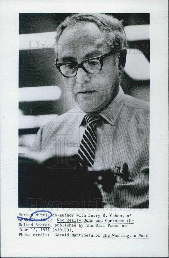 1971 Press Photo Morton Mintz Author Who Really Owns And Operates The United - Historic Images