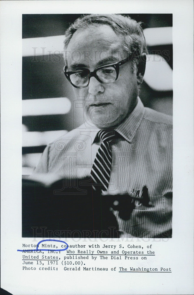 1971 Press Photo Morton Mintz Author Who Really Owns And Operates The United - Historic Images