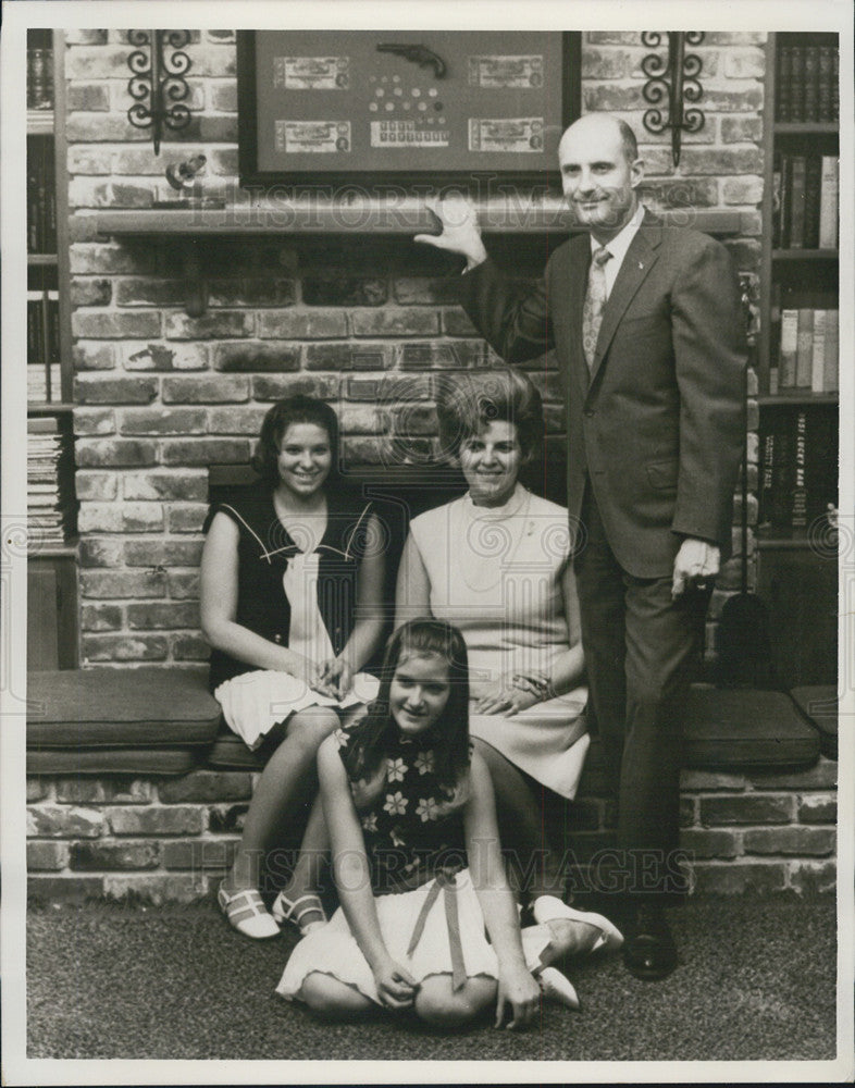 1969 Press Photo Commander Thomas P. Stafford Wife Faye Children Donne Katin - Historic Images