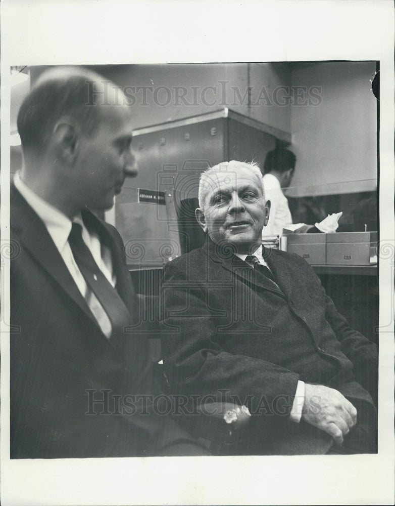 1965 Press Photo A. M. Bernstein and Amos Alonzo Stagg, Jr. - Historic Images