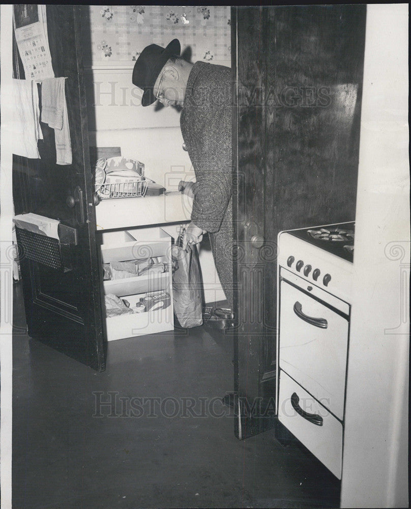 1960 Press Photo Walter Miller points to place where wife was found - Historic Images