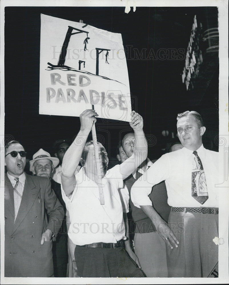 1955 Press Photo Protesters as Molotov arrives at Northwestern Station - Historic Images